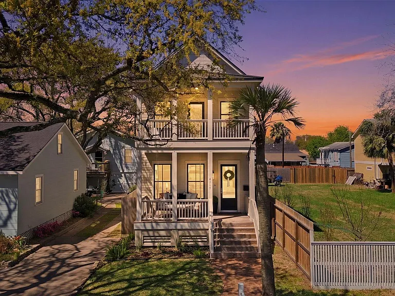 4712 Avenue Q — Photo 2