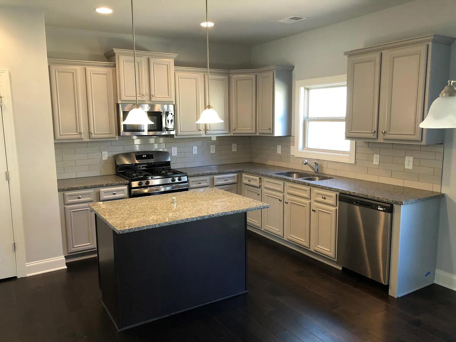 4 bed, 3.5 bath, 3000 sqft, $2,950 — Photo 4