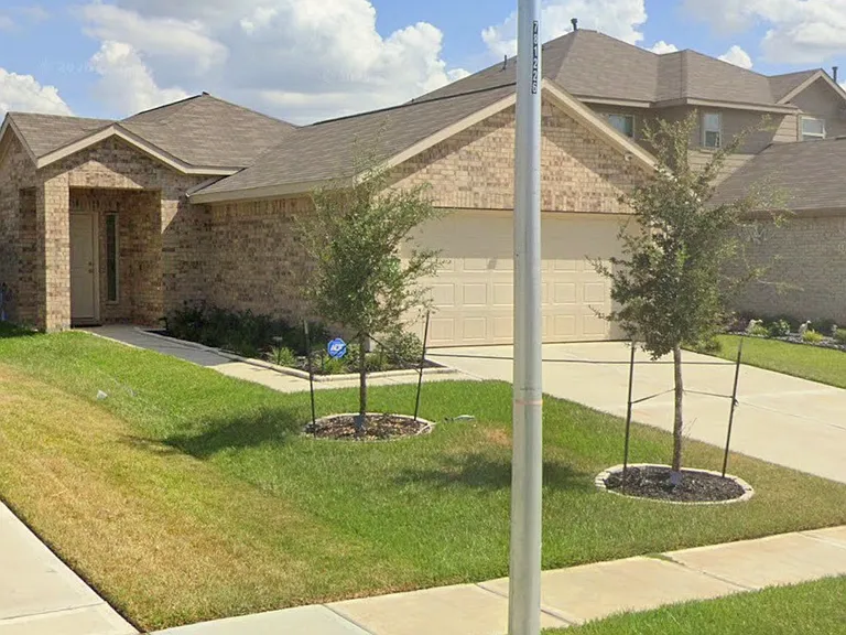 17802 Pemswood Dr — Photo 2