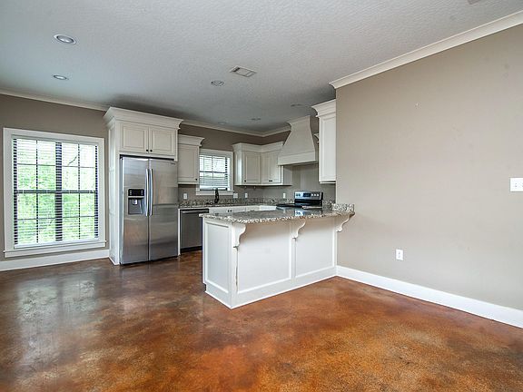 3rd image of 110 Circle Dr