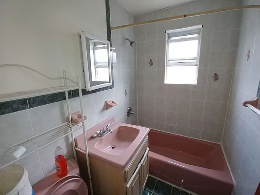 Rented by Halvatzis Realty | media 2