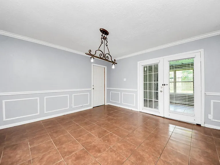2513 Leslie St — Photo 32