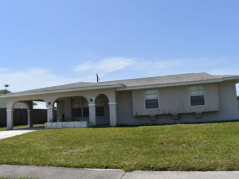 3134 Edgewood Dr NE — Photo 2