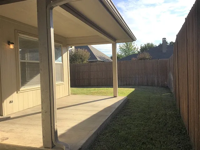 1160 Valley Oaks Dr — Photo 7