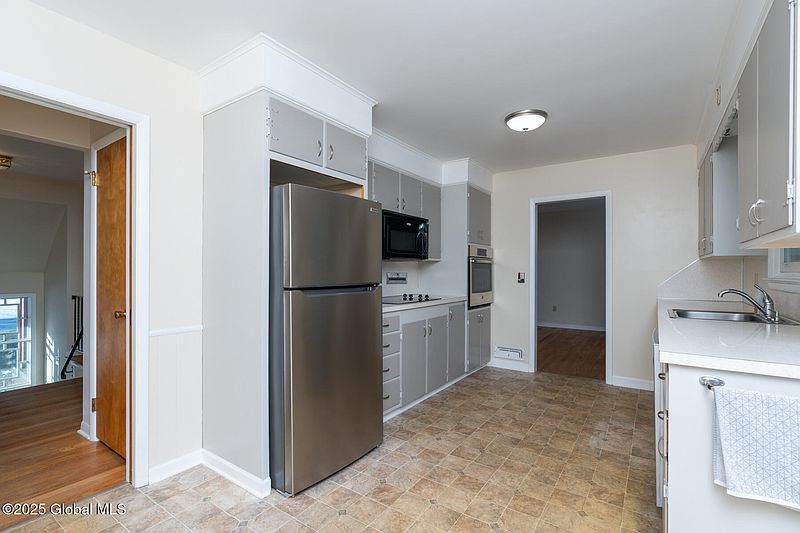 3rd image of 8 Compton Place