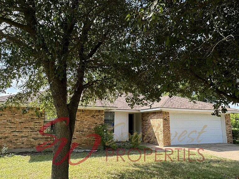 719 Diana Ln — Photo 1