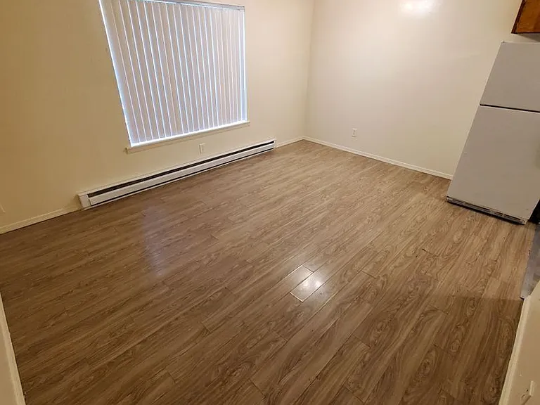 156 Manbrin Dr N — Photo 2
