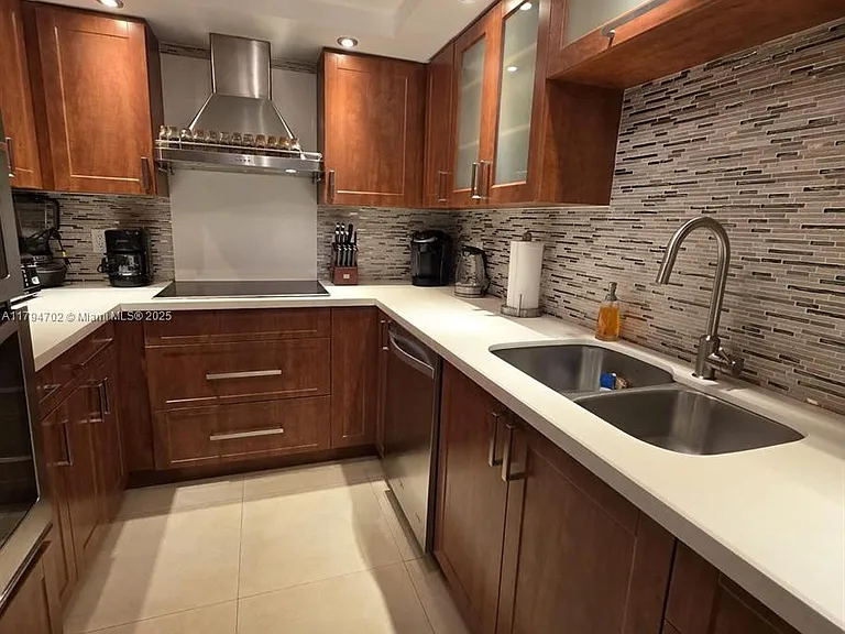 9225 Collins Ave #1409 — Photo 12