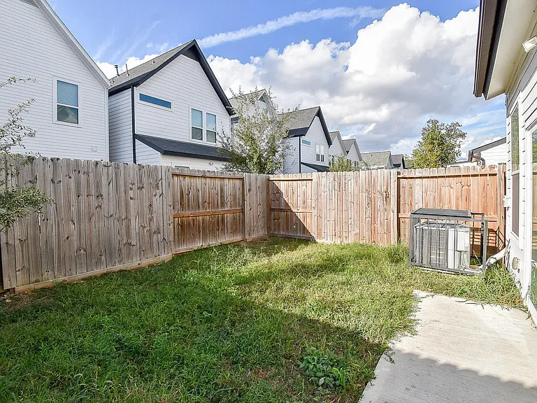 6828 Liverpool St — Photo 32