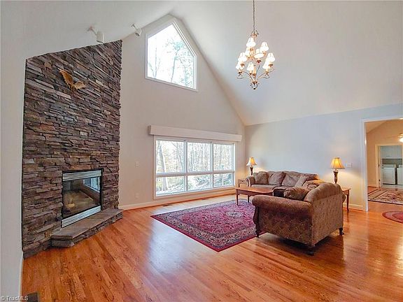 4th image of 400 Garden Valley Dr