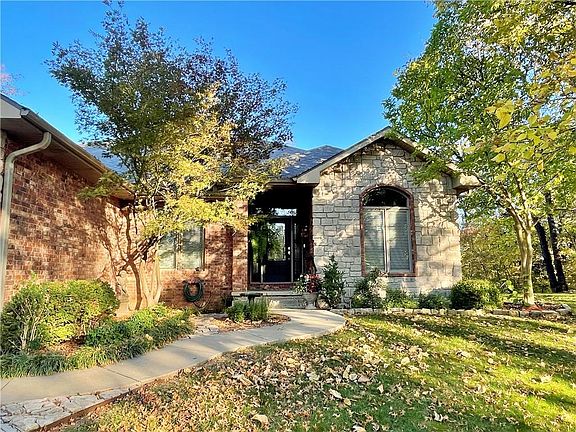 3rd image of 907 Tanglewoods Ln