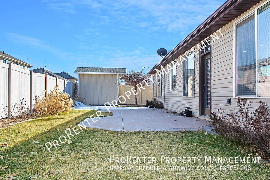 Spacious 3 Bed, 2 Bath Foxboro North Home — Photo 2
