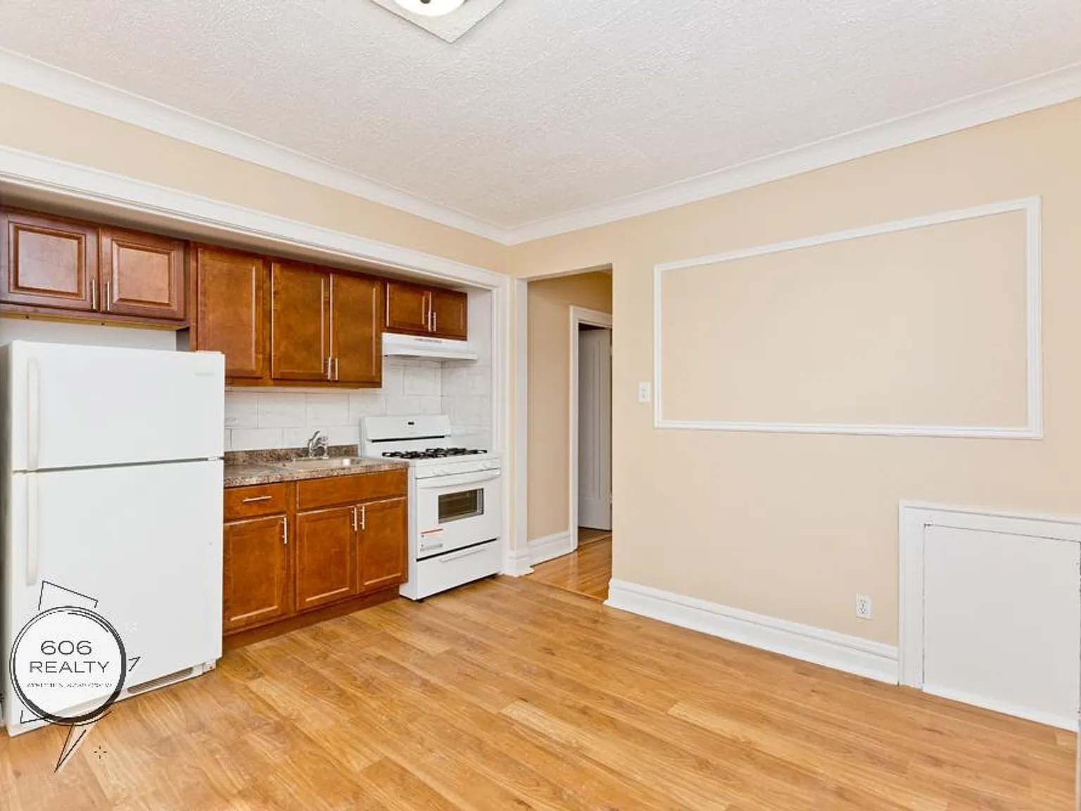 Beautiful Berwyn Apartments on Gunderson! — Photo 1