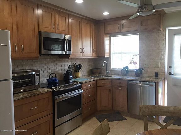 3rd image of 555A Sheffield Ct