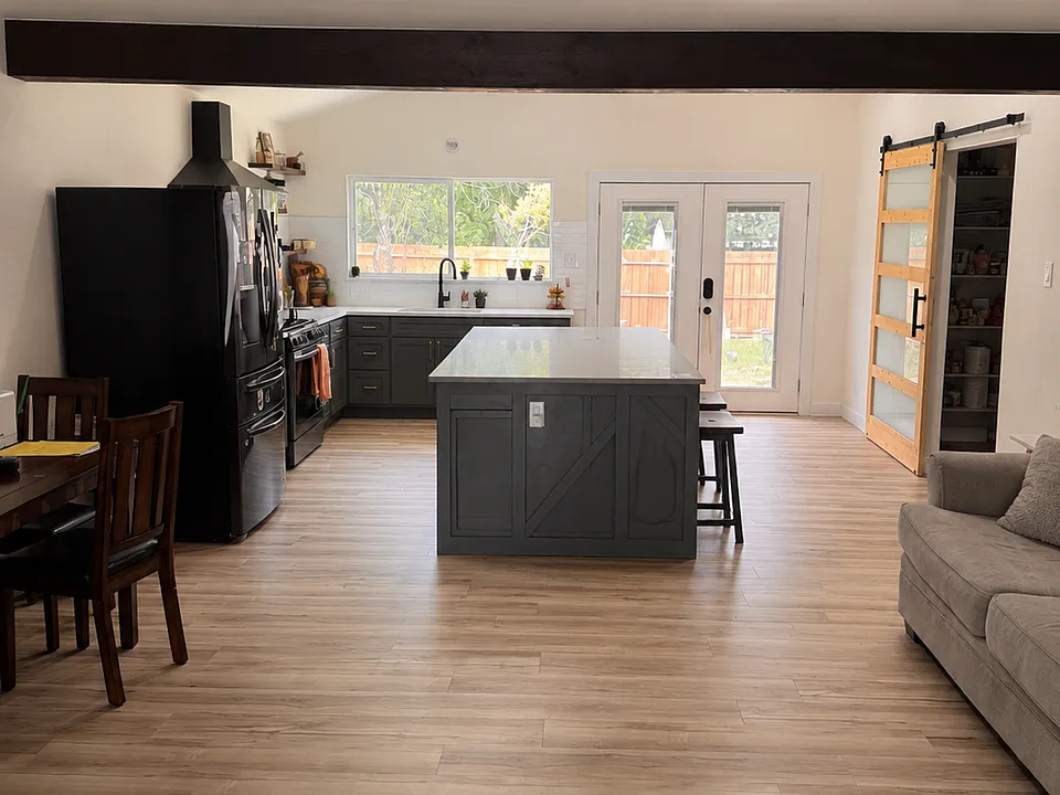 2122 Riviera Dr