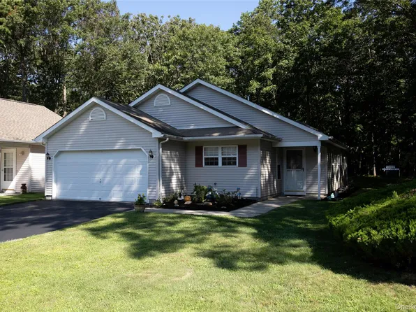 10 Greenbriar Court, Middle Island, NY 11953