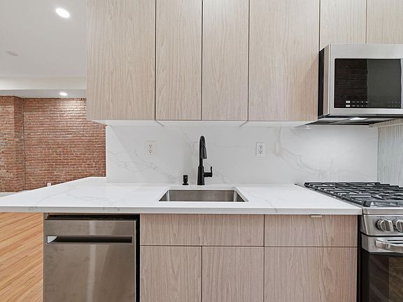 3rd image of 213 York St #2