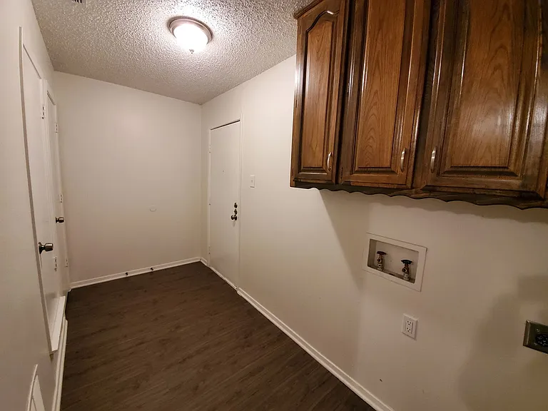 106 Westpark Dr N — Photo 8
