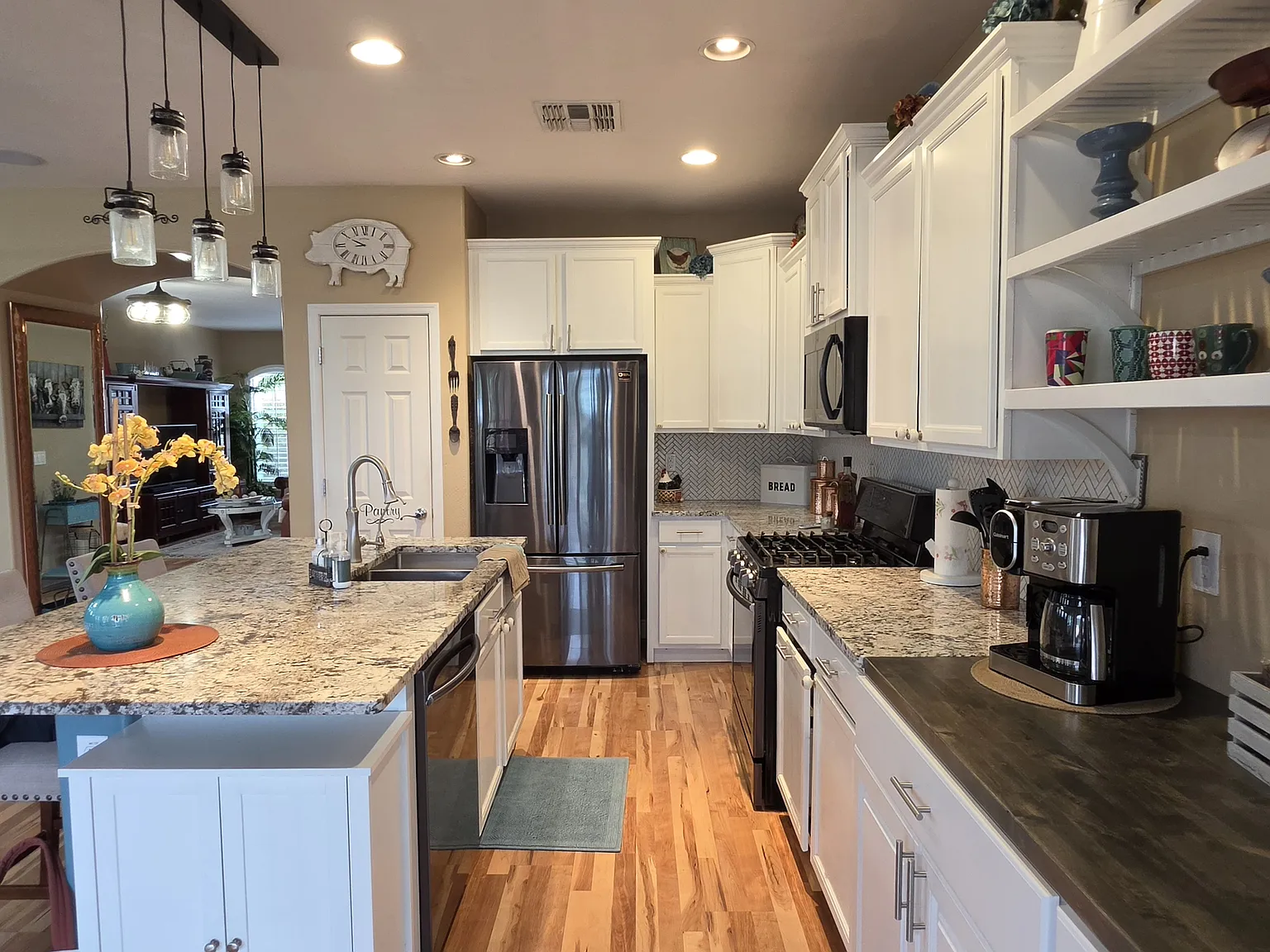 4 bed, 2.5 bath, 2223 sqft, $3,000 — Photo 2