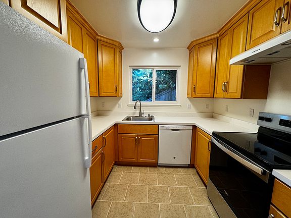 5th image of 224 California Ave