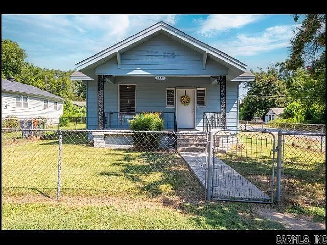 3 bed, 1.0 bath, 988 sqft, $900 — Photo 2