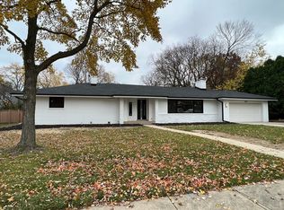 1047 Oxford Rd, Deerfield, IL 60015