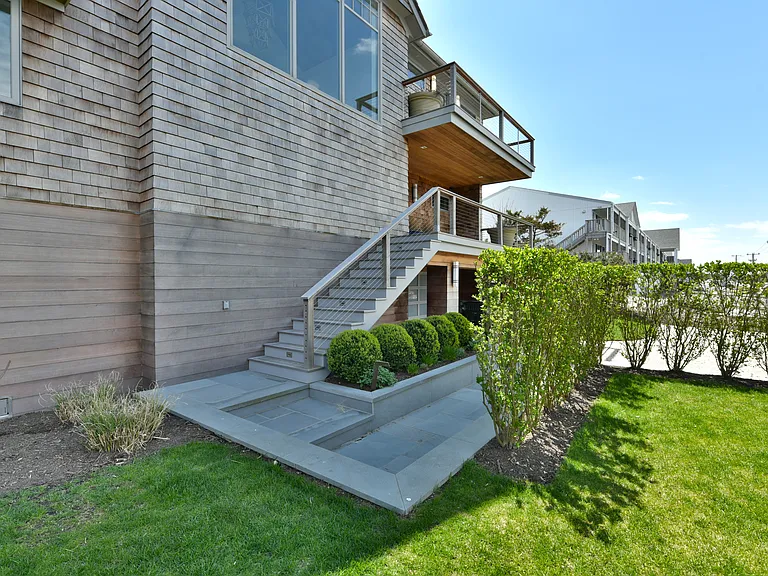 451 Dune Rd — Photo 10