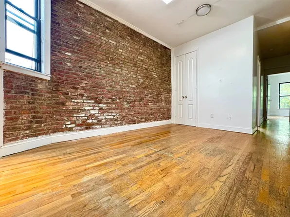 346 Gates Avenue image 2 of 8