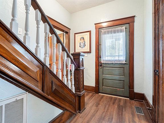 4th image of 830 S Washington St