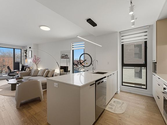 5th image of 1150 Boulevard Rena Lavesque E #319