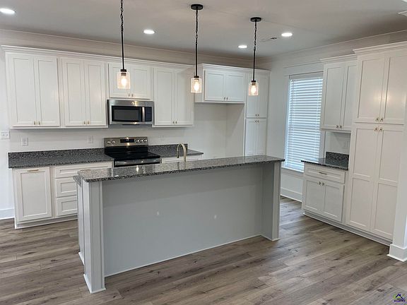 4th image of 112 Pecan St