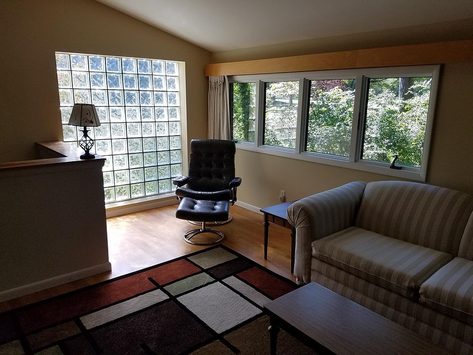 The furniture shown is from the last time I rented it 7 years ago. Now the unit is mostly unfurnished.
