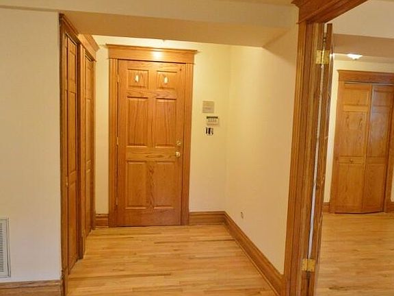 5th image of 3900 N Greenview Ave #1