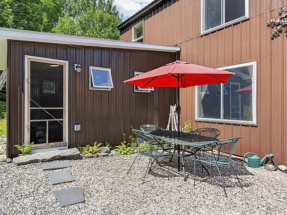 3rd image of 499 Howe Hill Road