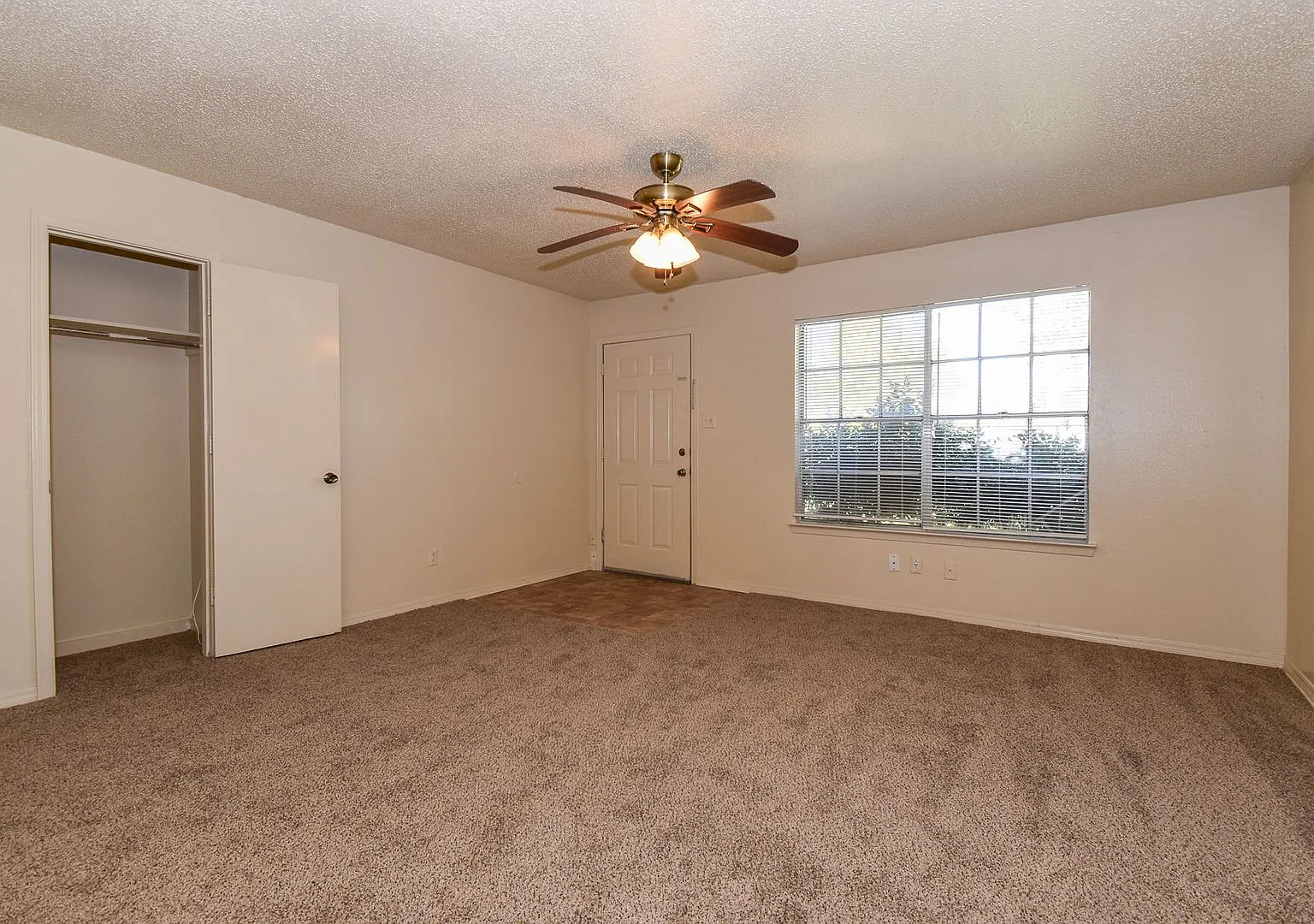 3307 Maple - House — Photo 3