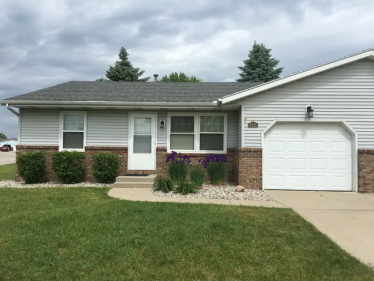 6721 Pleasantview St NE — Photo 1
