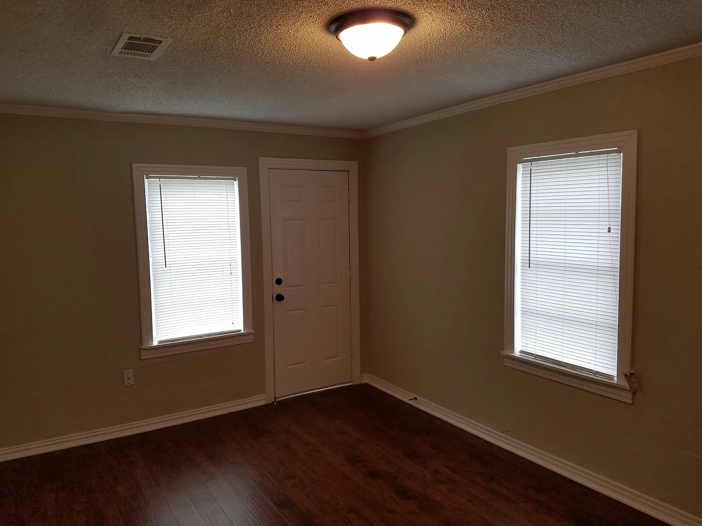 Charming 3 Bedroom 1 Bath in Ridglea Area! — Photo 2