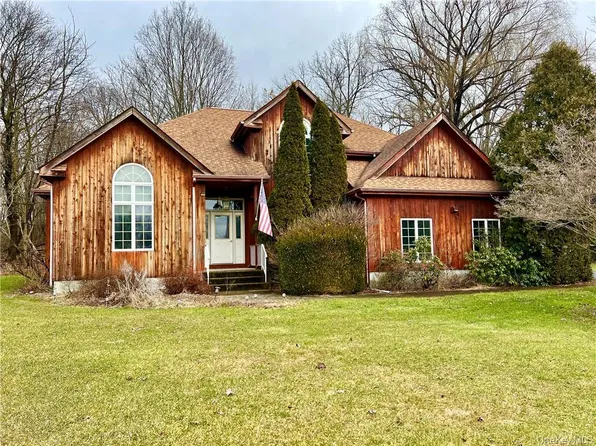 10 Carrington Ct, Poughkeepsie, NY 12603