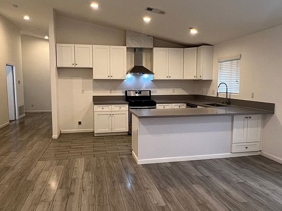 4th image of 1890 E Victoria Ave APT 1