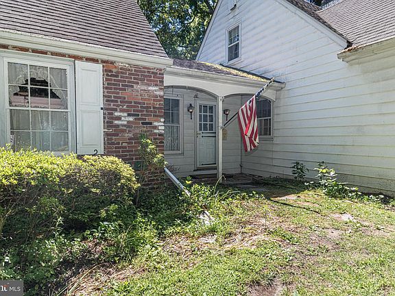 3rd image of 421 W Elma Ave