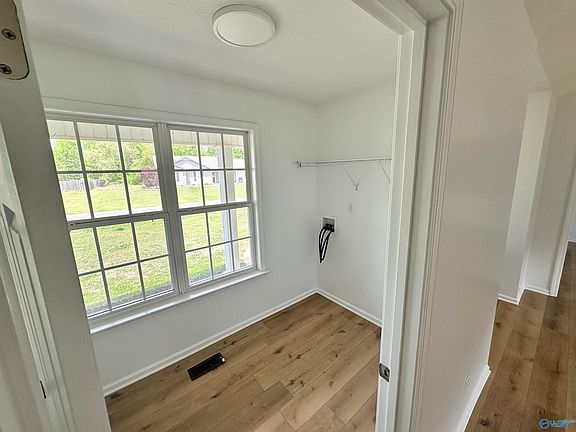 5th image of 905 Vine St