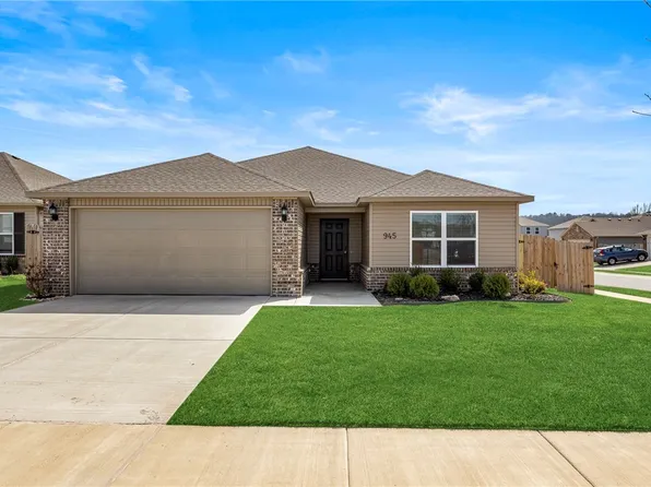 945 E Starling St, Fayetteville, AR 72701