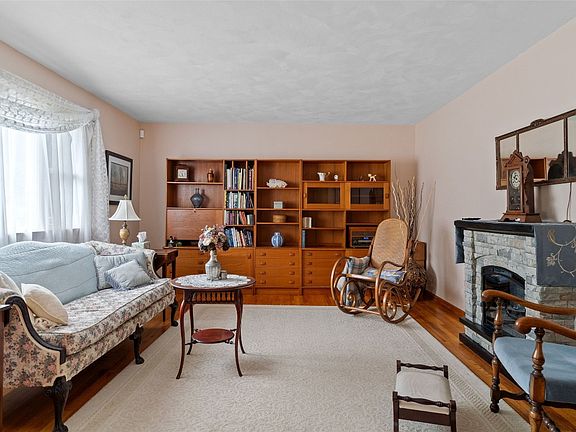 4th image of 6 Marlayne Dr