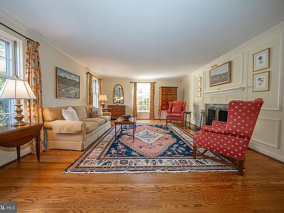4th image of 653 Clovelly Ln