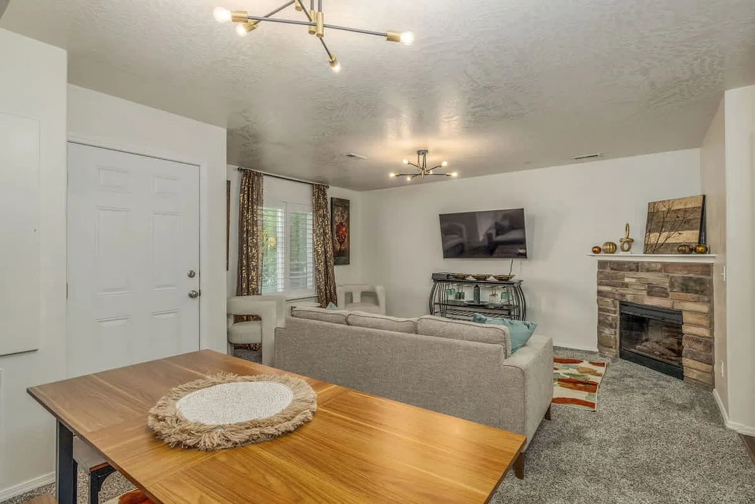 3 bed, 2.0 bath, 1496 sqft, $3,680 — Photo 3