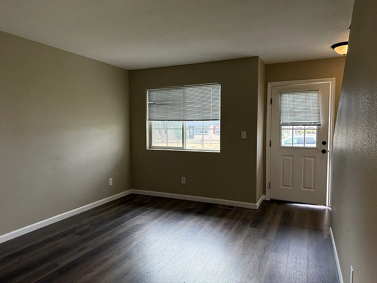 418 Cribbon Ave — Photo 2