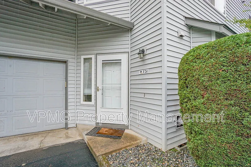 3 bed, 2.5 bath, 1370 sqft, $1,995 — Photo 4