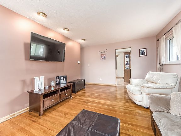 5th image of 2643 Queensway Dr