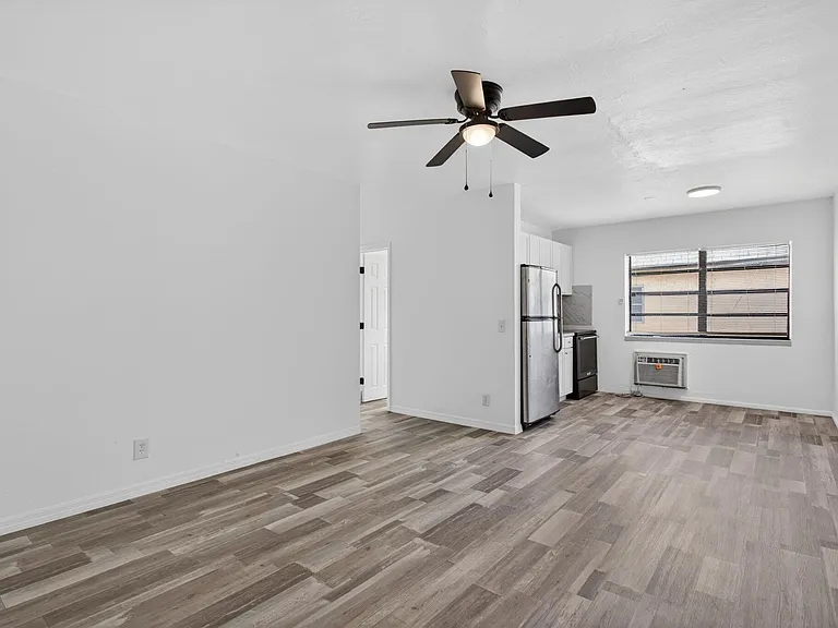 2275 NE 12th St #13 — Photo 3