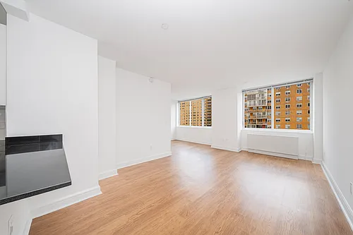 140 Riverside Blvd #721 Photo 1